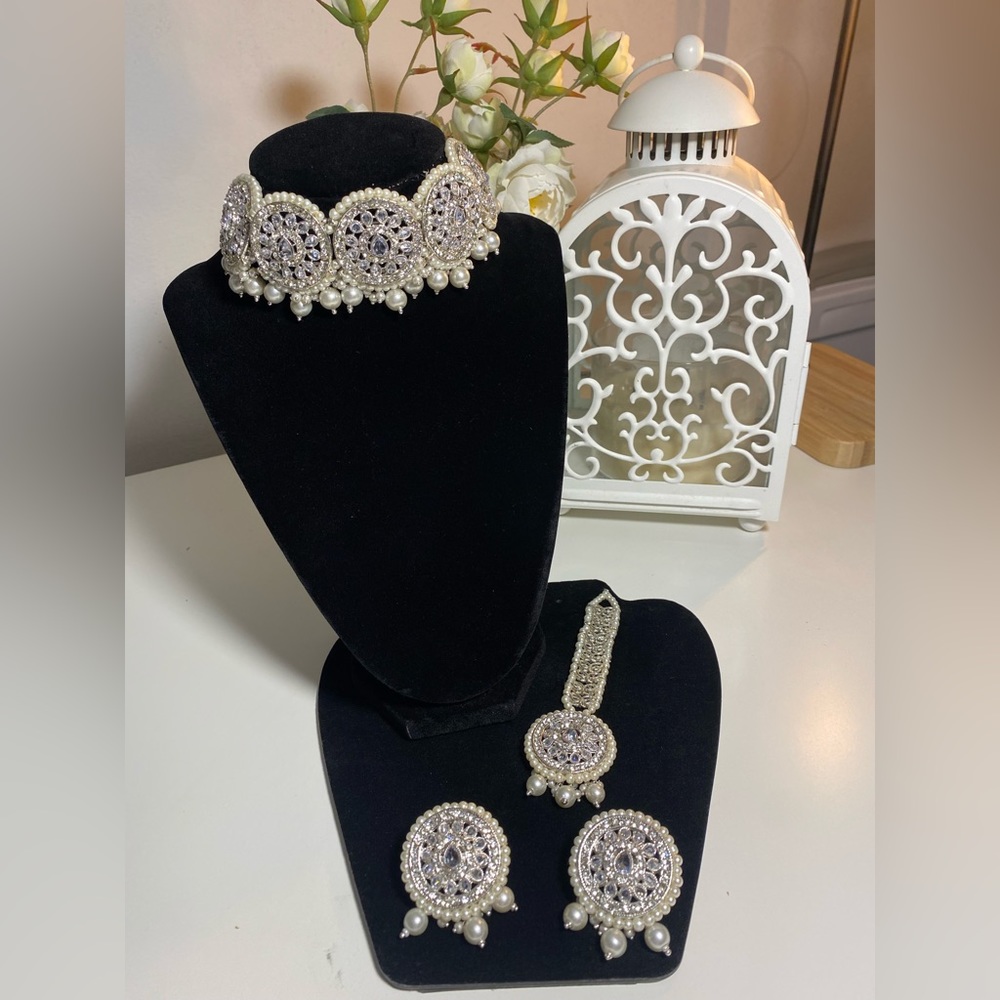 Kundan & Pearl Choker, Earrings and Maang Tikka Set - Silver